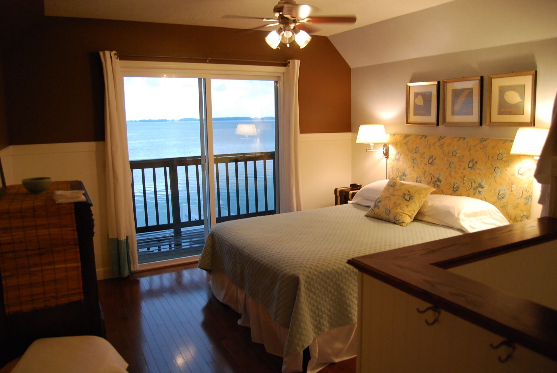 Edgewater Cottage - Private Lakefront Getaway