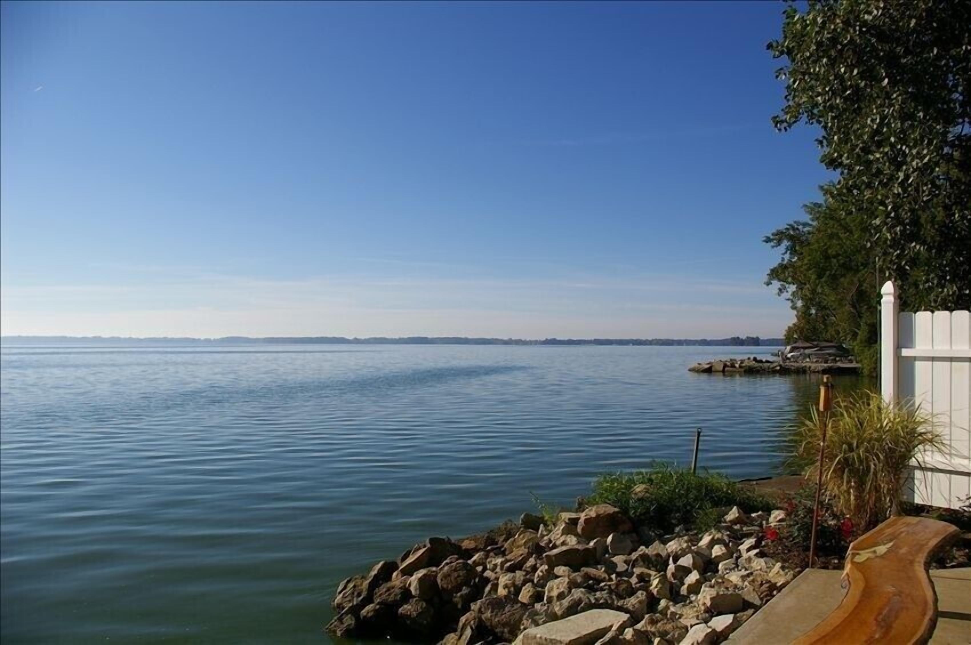 Edgewater Cottage - Private Lakefront Getaway