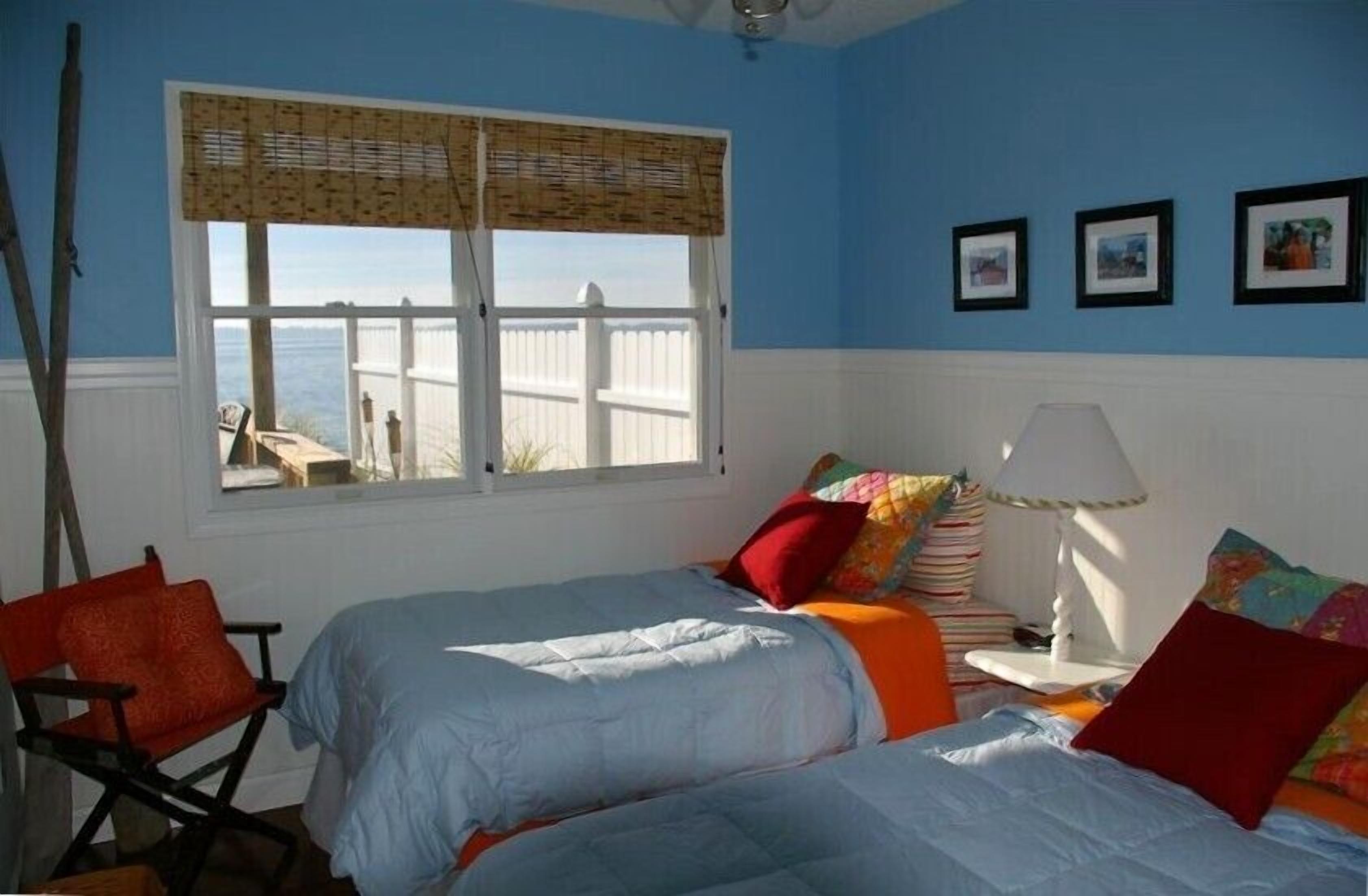 Edgewater Cottage - Private Lakefront Getaway