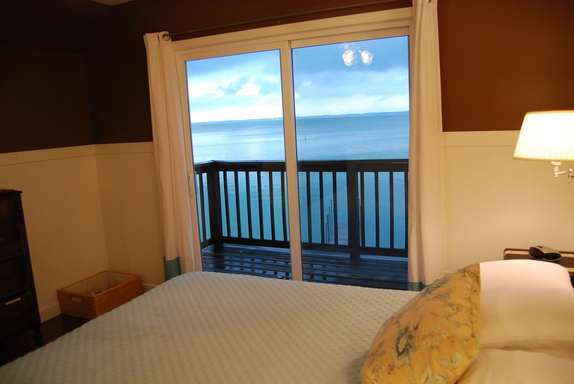 Edgewater Cottage - Private Lakefront Getaway