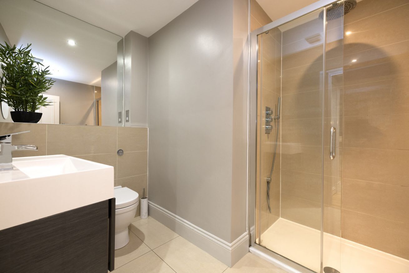 Douche, sèche-cheveux, serviettes fournies