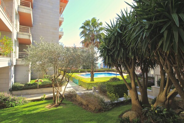 Property grounds - EXCLUSIVE APARTMENT IN SANXENXO, GARDEN AND SWIMMING POOL 100 M FROM SILGAR BEACH (Sanxenxo)