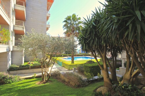 EXCLUSIVE APARTMENT IN SANXENXO, GARDEN AND SWIMMING POOL 100 M FROM SILGAR BEACH