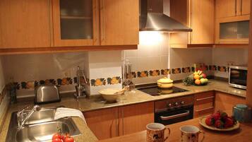 Een koelkast, een magnetron, een oven, een kookplaat