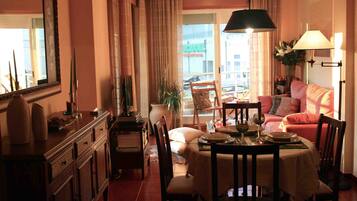 Een televisie, een dvd-speler, boeken en een stereo