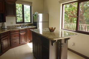 Een koelkast, een magnetron, een oven, een kookplaat