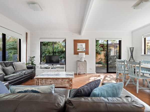 TV - Riverside || Margaret River - Homely Townhouse (Margaret River)