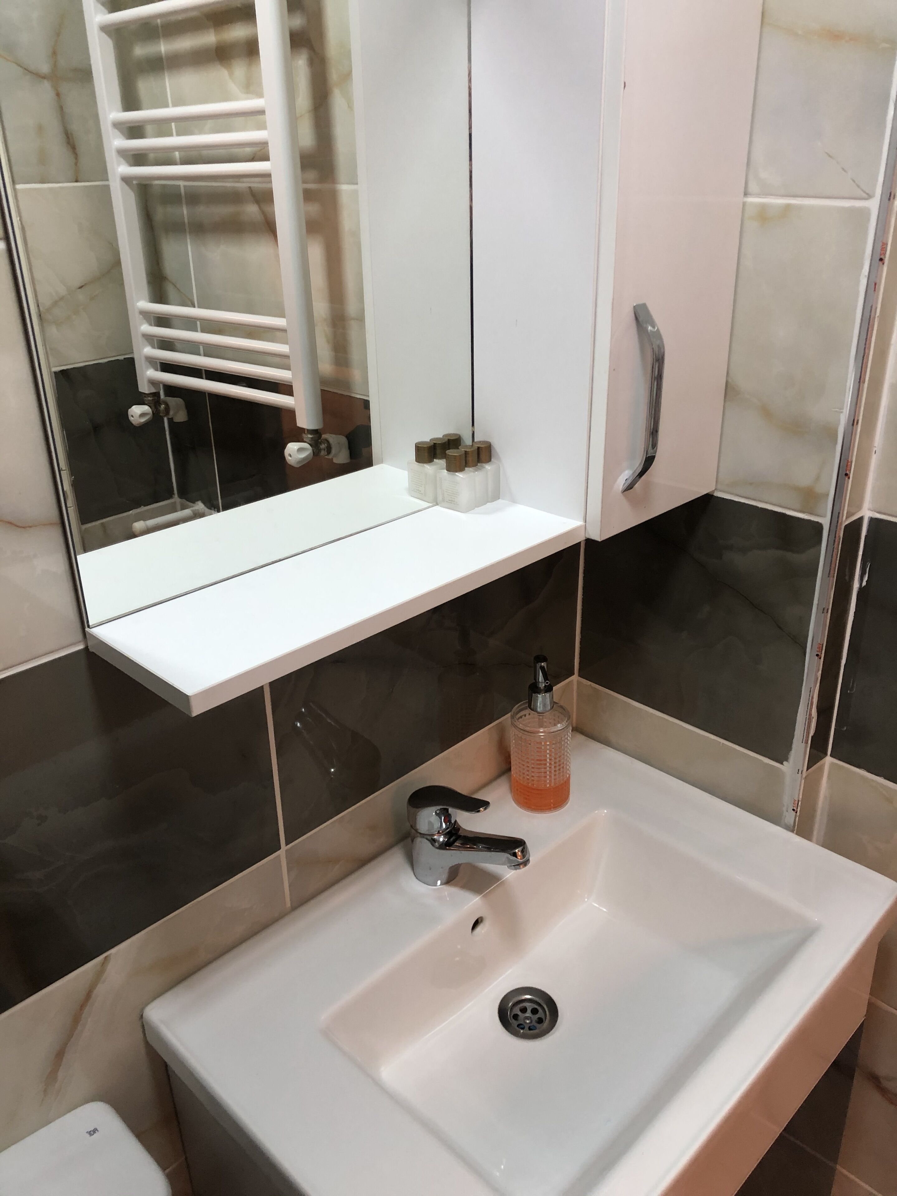 Shower, rainfall showerhead, free toiletries, hair dryer