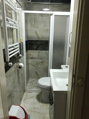 Shower, rainfall showerhead, free toiletries, hair dryer