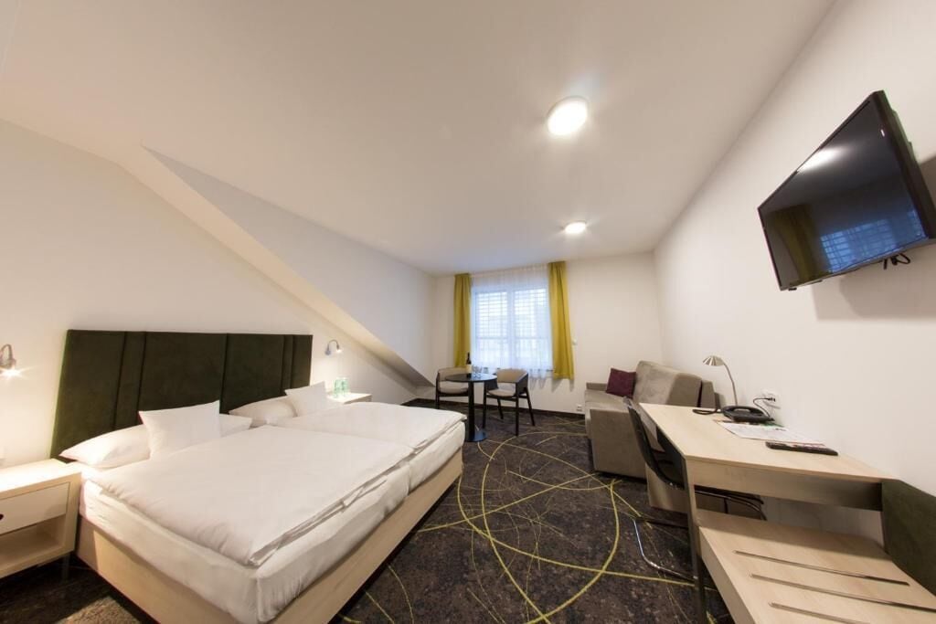 Classic-Doppelzimmer, Stadtblick | Schreibtisch, Verdunkelungsvorhänge, Babybetten, kostenloses WLAN