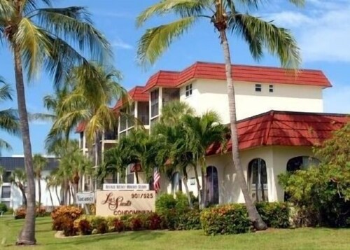 Discounted rates for gorgeous one bdrm directly across from beach, near village!