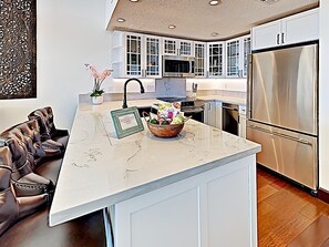 Frigorifero, microonde, forno, piano cottura