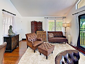 TV, DVD player, books - OCEANFRONT, SWEEPING Ocean Views Amazing Condo (Kihei)