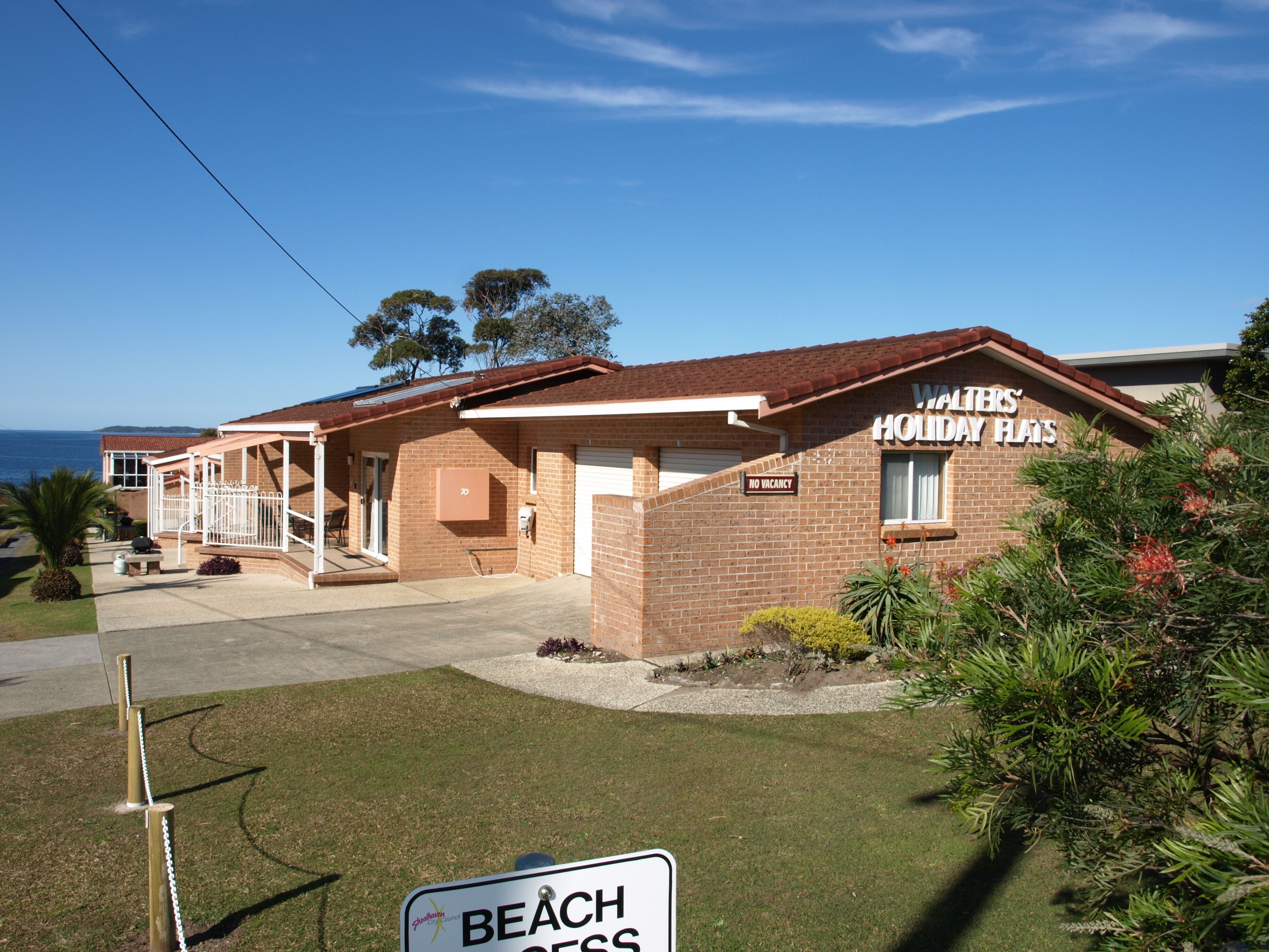 Walters Holiday Flats Hyams Beach. 1 bedroom apartment. On famous Hyams Beach