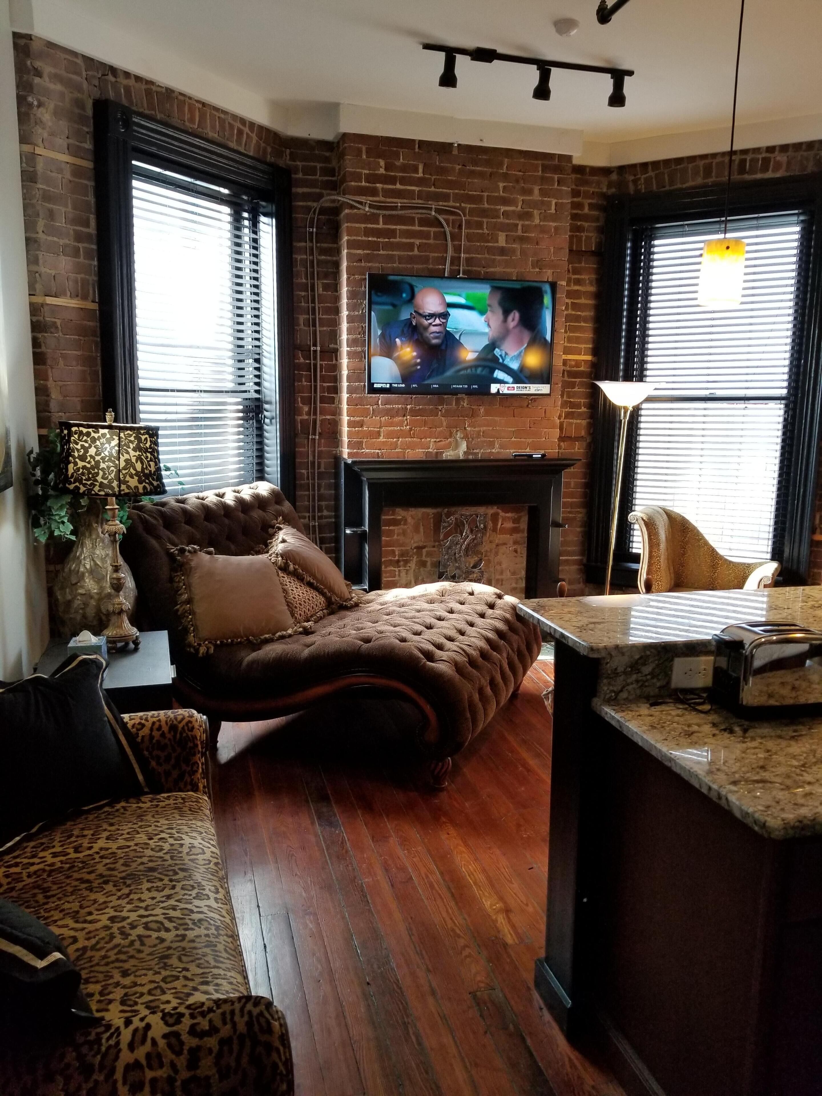 The Kimball Suite-3 bedroom/2 Bathroom w/cozy Fireplace!