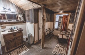 Interior - Walk to Winery-- Red Barn 3 mi. From town  on Wine Trail HOT TUB (Fredericksburg)