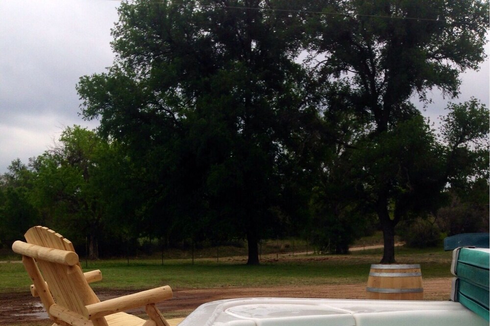 Walk to Winery-- Red Barn 3 mi. From town on Wine Trail HOT TUB