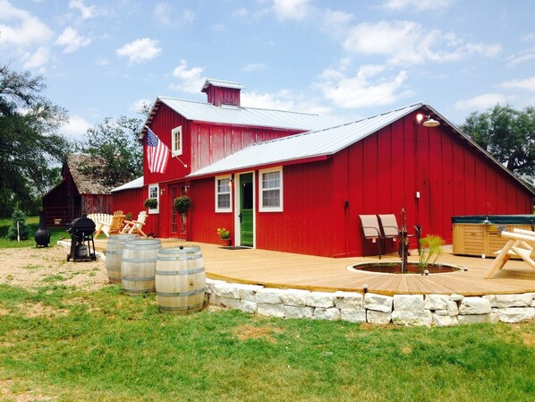 Exterior - Walk to Winery-- Red Barn 3 mi. From town  on Wine Trail HOT TUB (Fredericksburg)