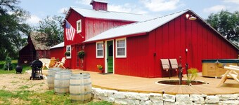 Walk to Winery-- Red Barn 3 mi. From town  on Wine Trail HOT TUB