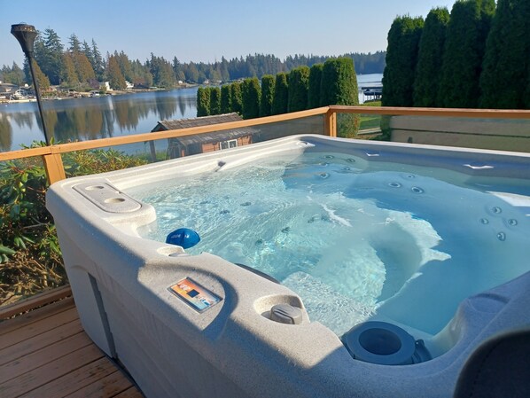 Outdoor spa tub - Lake Shoecraft Waterfront Log Home (Stanwood)