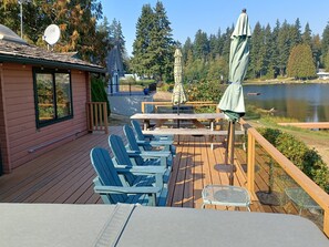 Outdoor dining - Lake Shoecraft Waterfront Log Home (Stanwood)