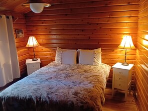3 bedrooms, iron/ironing board, free WiFi, bed sheets - Lake Shoecraft Waterfront Log Home (Stanwood)