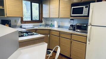 Refrigerador, microondas, parrilla de estufa y cafetera y tetera