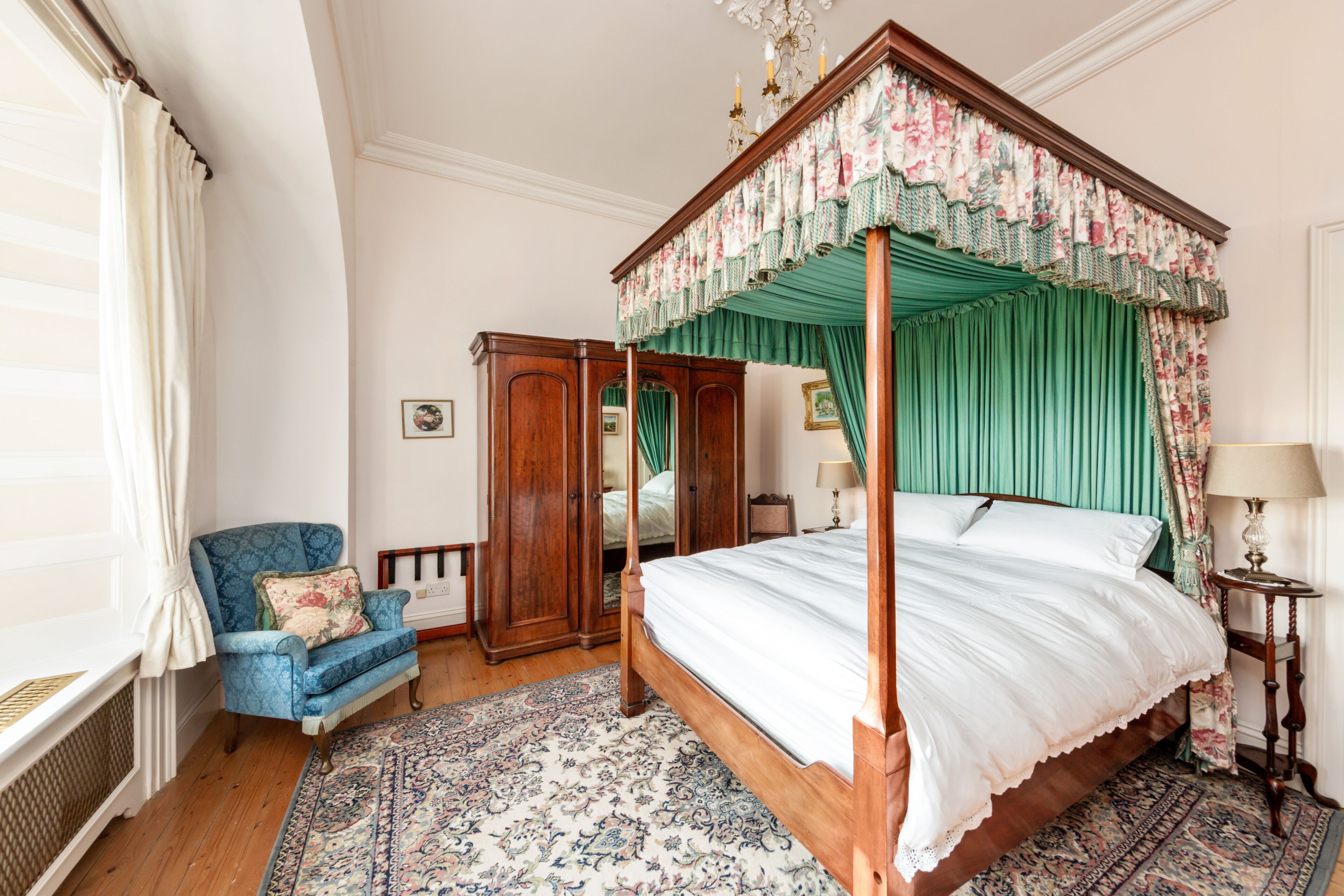 9 bedrooms, iron/ironing board, travel cot, free WiFi