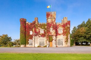 Exterior - Lisheen Castle, Beautifully Restored, Perfect Central Location for Day Tripping  (Thurles)