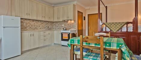 Studio | Private kitchen | Fridge, stovetop, coffee/tea maker, cookware/dishes/utensils