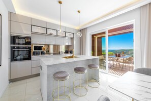 Fridge, microwave, oven, stovetop - Charming Villa Maria with pool surrounded with a Mediterranean plants (dubrovnik)