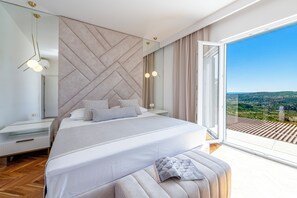 4 habitaciones, tabla de planchar con plancha y cuna de viaje