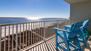 Ein Balkon mit Blick auf Strand und Meer.