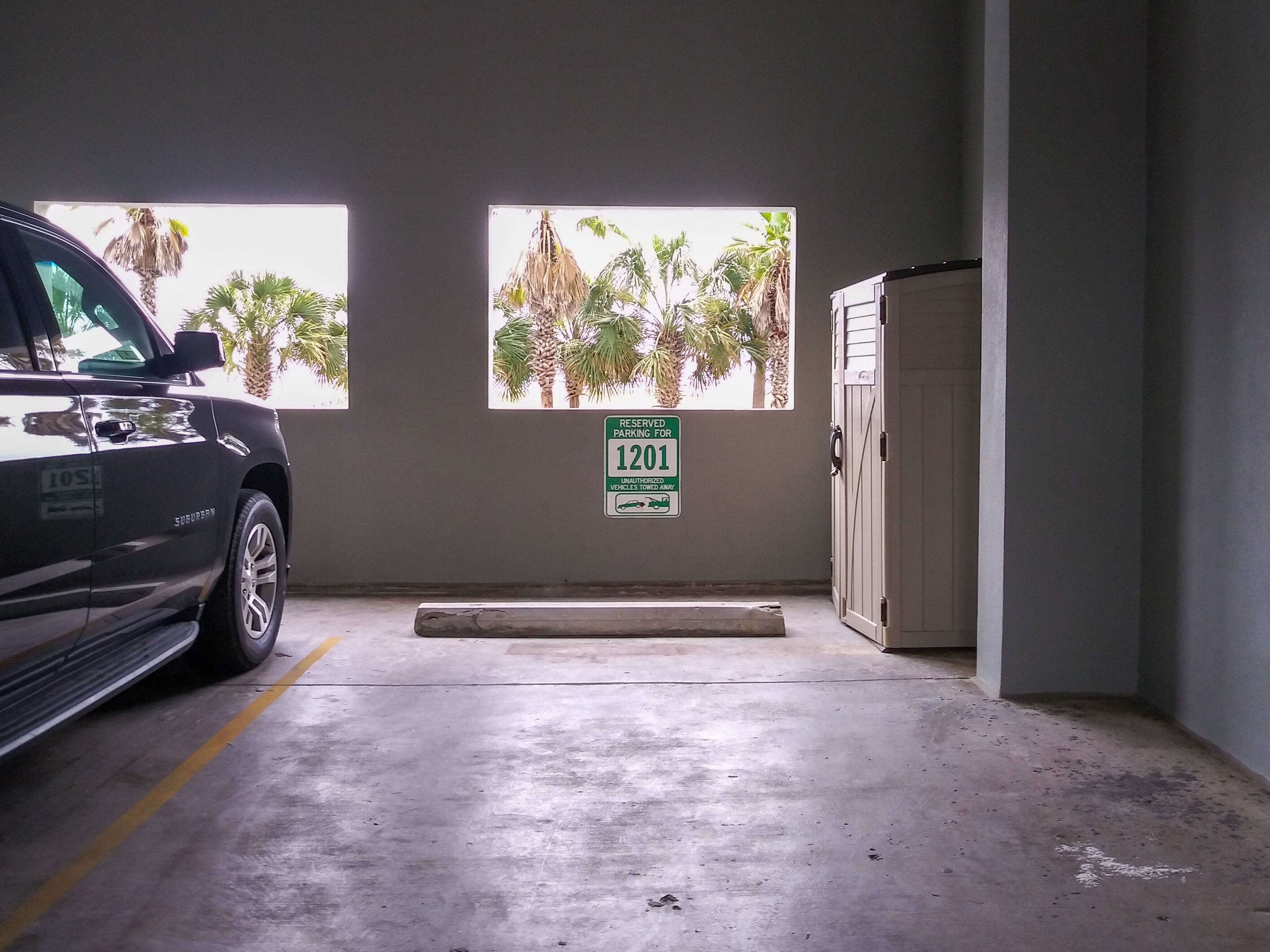 Eine Tiefgarage mit einem Auto in einem Stellplatz, der mit 1201 gekennzeichnet ist und für unbefugte Fahrzeuge reserviert ist.