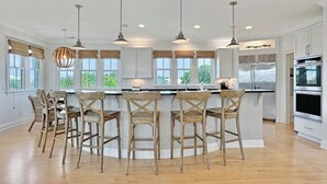 Kaffetrakter/tekoker, kjøleskap, mikrobølgeovn og ovn
