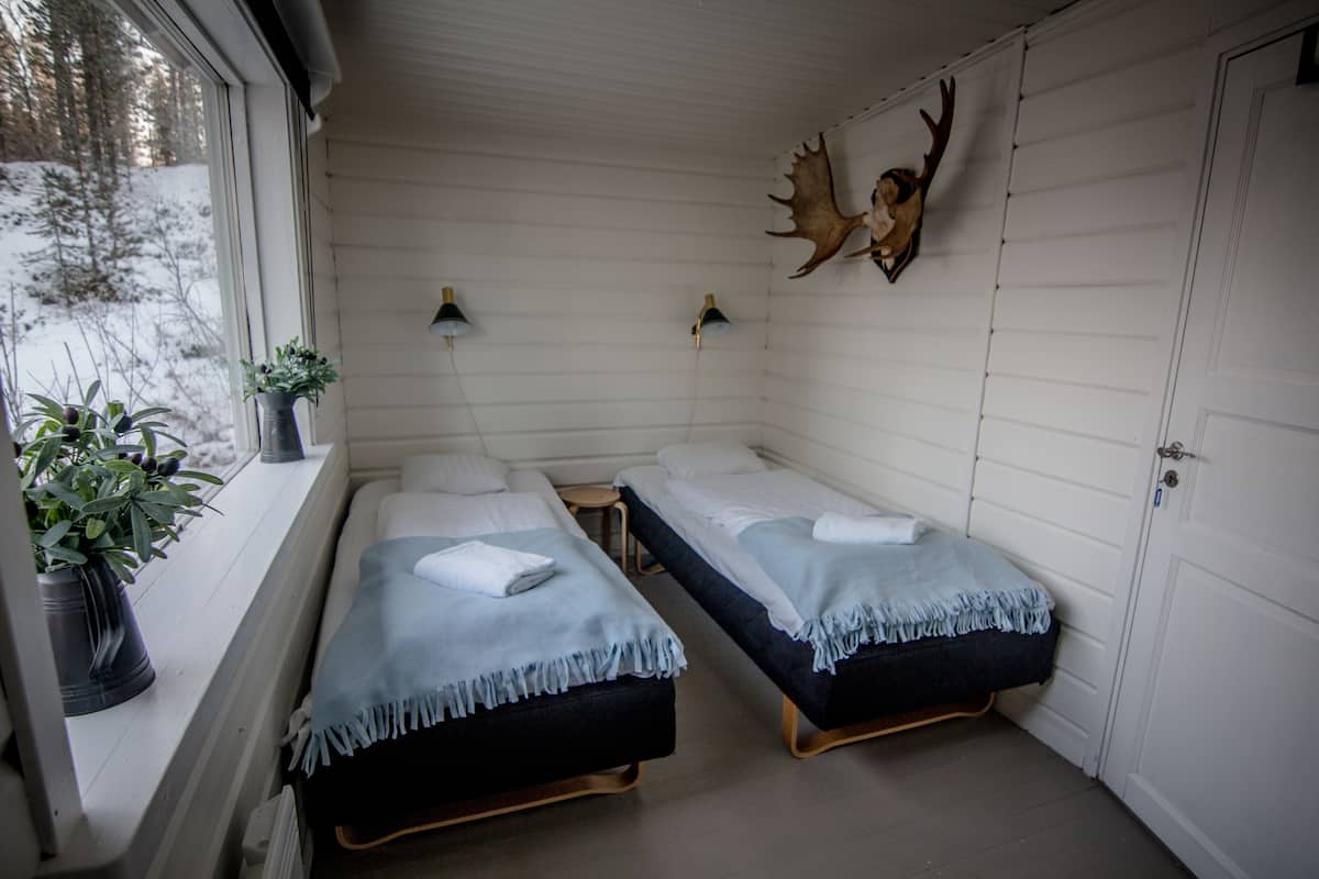 1 bedroom, bed sheets