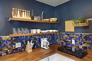 Full-sized fridge, microwave, oven, stovetop - Private Guesthouse in Central Phx--Beaker Bunker (Phoenix)