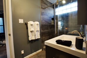Dusche, Haartrockner, Handtücher, Seife