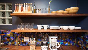 Full-size fridge, microwave, oven, stovetop