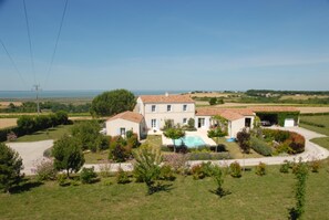 Exterior - QUIET COUNTRY COTTAGE FOR 2. HEATED POOL. PANORAMIC SEA VIEW. NEAR BEACHES (Mortagne-Sur-Gironde)