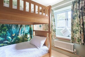 4 Schlafzimmer, Bügeleisen/Bügelbrett, Reisekinderbett, WLAN