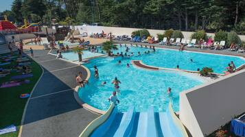 Sisäuima-allas, kauden mukainen ulkouima-allas, aurinkovarjoja