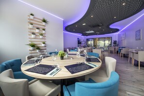 Breakfast, lunch, dinner served; French cuisine  - Camping de l'Océan (Brem Sur Mer)