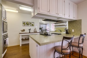 Kjøleskap, mikrobølgeovn, kokeplater og oppvaskmaskin