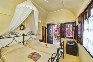 5 bedrooms, in-room safe, iron/ironing board, free WiFi - VILLA DEUS (Santorini,Thira)