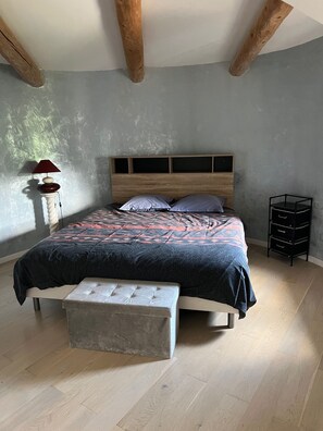 2 makuuhuonetta, työpöytä, vauvan matkasänky, ilmainen Wi-Fi