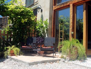 Terrace/patio - Peace & tranquility in a small village 25 mins south of Carcassonne (Escueillens-Et-Saint-Just-De-Bélengard)