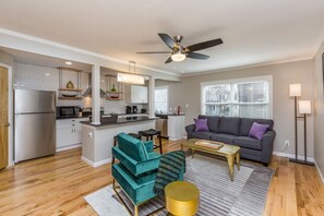 A modern apartment with a kitchen, living room, and dining area. - Trendy 1 BR w/KING Bed in Central Location (winston Salem)