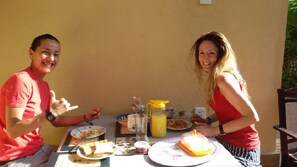 Tägliches Frühstücksbuffet gegen Gebühr