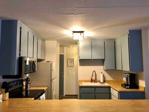 Fridge, microwave, oven, dishwasher - Secluded Tahoe cabin, minutes from skiing & the lake. Large yard & pet friendly! (South Lake Tahoe)